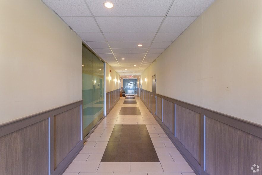 2500 4th St SW, Calgary, AB à louer - Hall d’entrée - Image 3 de 6
