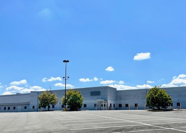5000 Greenbag Rd, Morgantown, WV à louer - Photo du bâtiment - Image 2 de 8