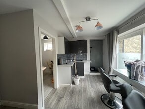 12 Oldfield Ln, Heckmondwike for lease Interior Photo- Image 2 of 4