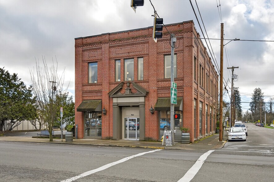 700 E 1st St, Newberg, OR à vendre - Photo du bâtiment - Image 2 de 39
