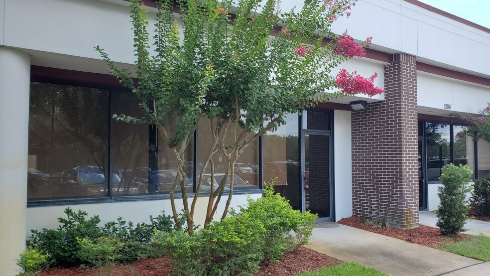 5483 W Waters Ave, Tampa, FL à louer - Photo du bâtiment - Image 1 de 8