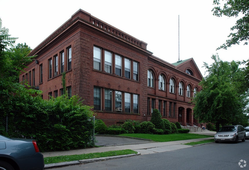 11 Acushnet Ave, Springfield, MA for sale - Primary Photo - Image 1 of 2