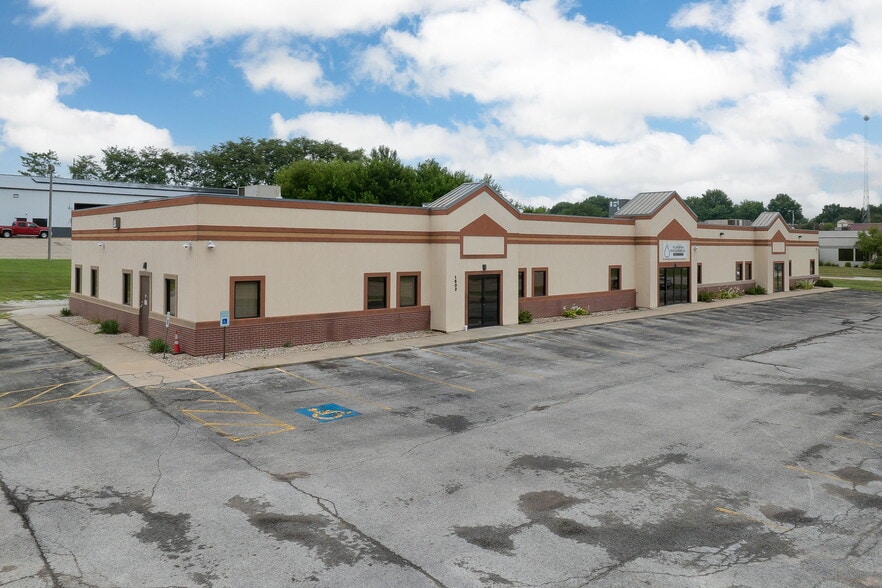 1602 N Woodbine Rd, Saint Joseph, MO for lease - Building Photo - Image 2 of 55