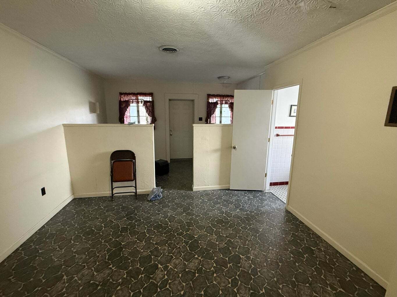 4348 S Laurel Rd, London, KY for sale Interior Photo- Image 1 of 12