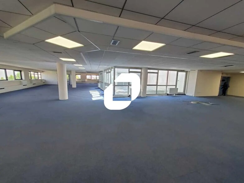 161 Avenue De Verdun, Ivry-sur-Seine for lease - Interior Photo - Image 2 of 15