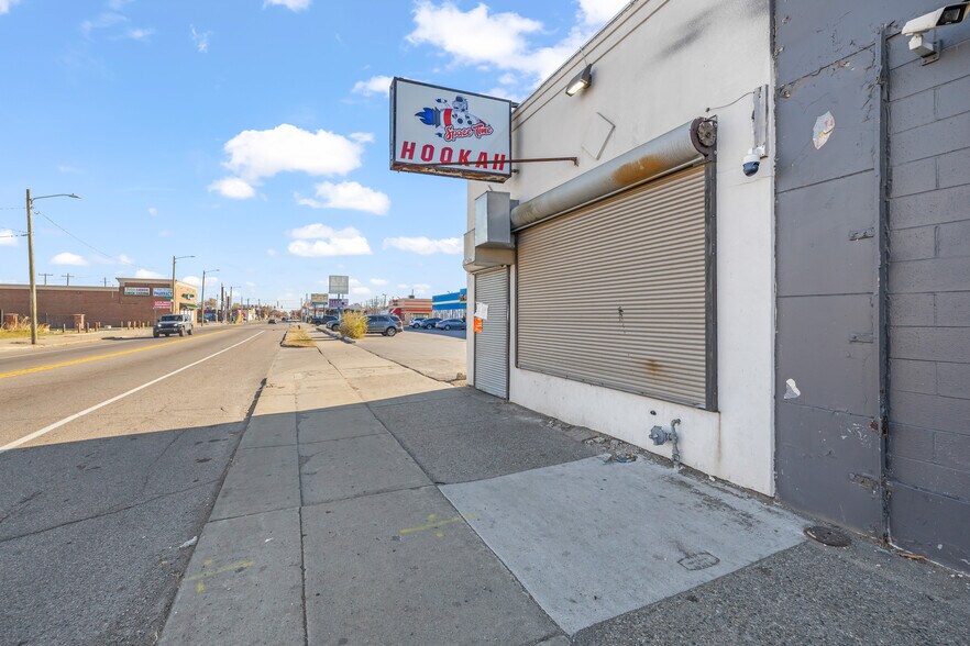 7606 E 7 Mile Rd, Detroit, MI à vendre - Photo du bâtiment - Image 2 de 20