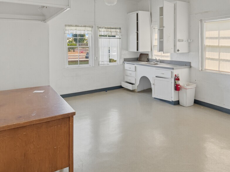 135 E Harrison Ave, Porterville, CA à louer - Photo du bâtiment - Image 3 de 8
