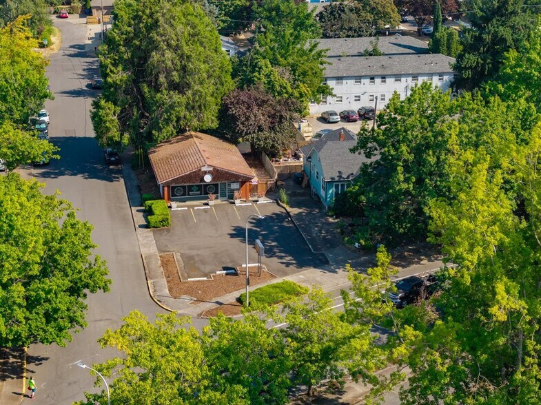1890 Capitol St NE, Salem, OR for sale - Building Photo - Image 2 of 32