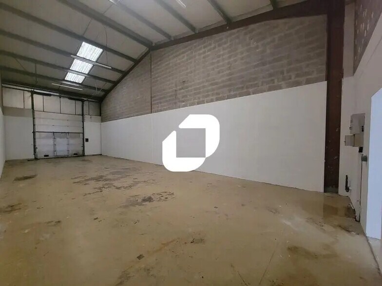 Flex in Grigny for lease - Building Photo - Image 2 of 12