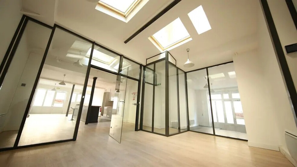 7 Rue Baron, Paris for sale - Interior Photo - Image 2 of 10