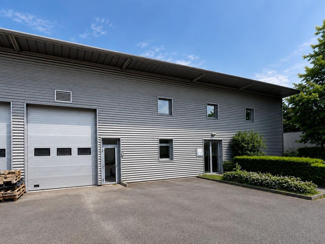 Flex in Lyon for lease Building Photo- Image 1 of 5