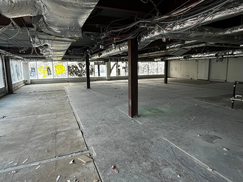 110-114 Delancey St, New York, NY for lease - Building Photo - Image 3 of 8