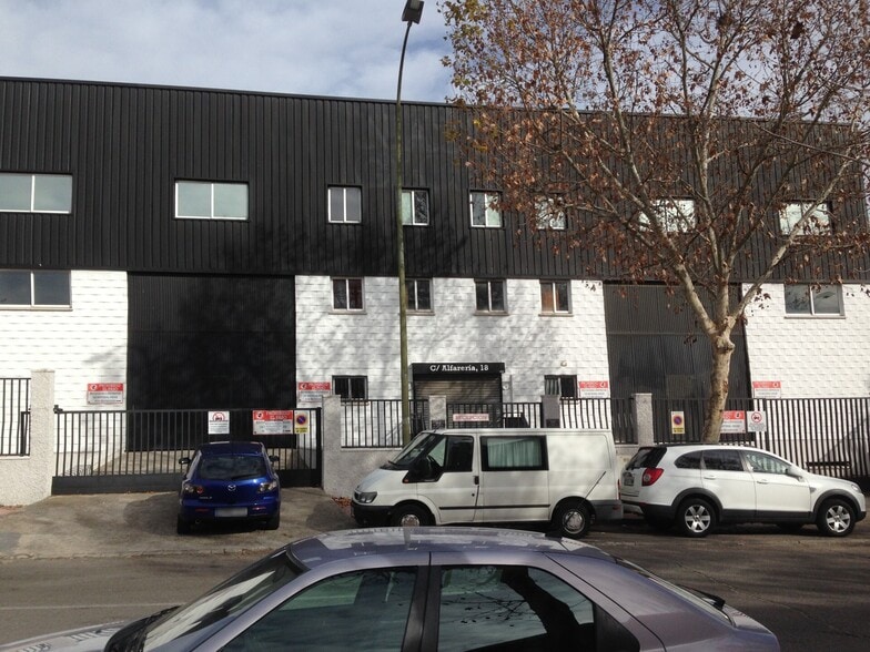 Calle Alfarería, Móstoles, Madrid for sale - Building Photo - Image 3 of 7