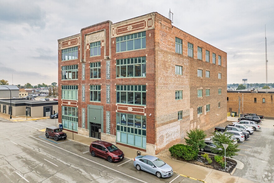 11 E Church St, Marshalltown, IA for lease - Building Photo - Image 2 of 7