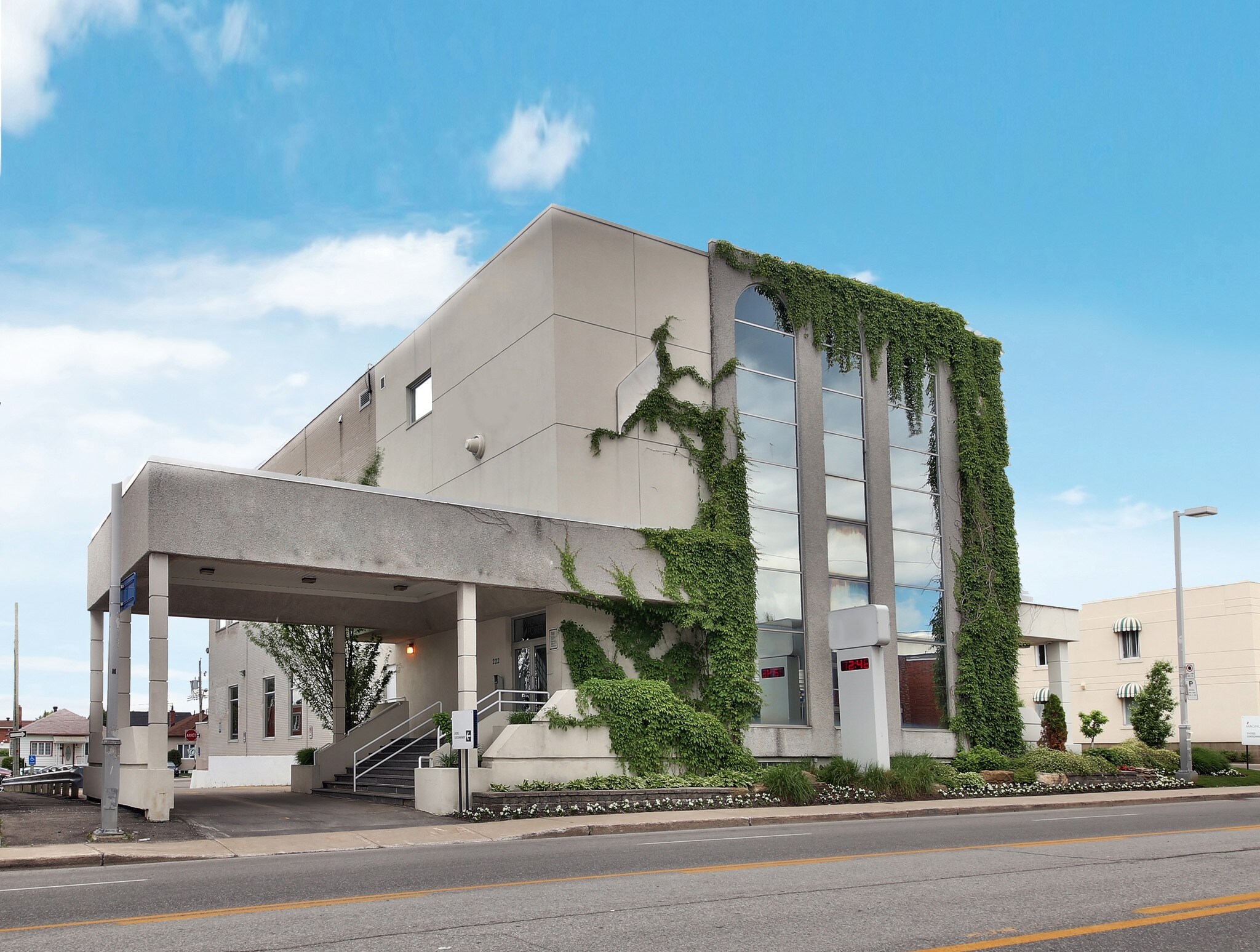 222 Boul des Laurentides, Laval, QC for sale Primary Photo- Image 1 of 1