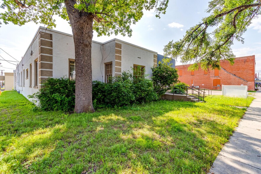 214 N Caddo St, Cleburne, TX for sale - Building Photo - Image 3 of 38