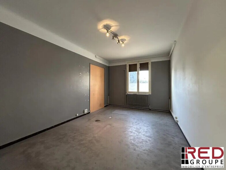 Office in Venelles for lease - Interior Photo - Image 3 of 3