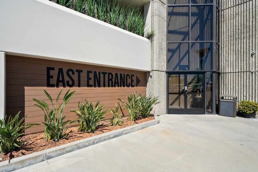 2151 Michelson Dr, Irvine, CA à louer - Photo du bâtiment - Image 3 de 11