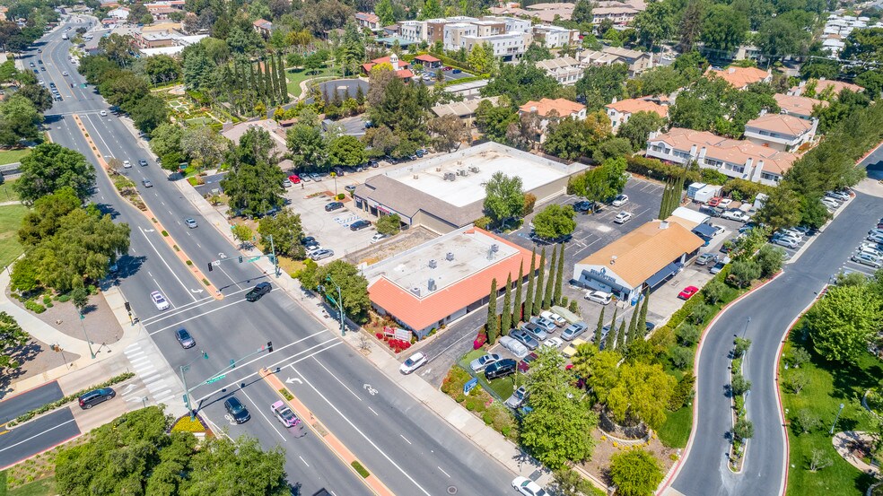 2125 E Thousand Oaks Blvd, Thousand Oaks, CA à louer - Photo du bâtiment - Image 3 de 3