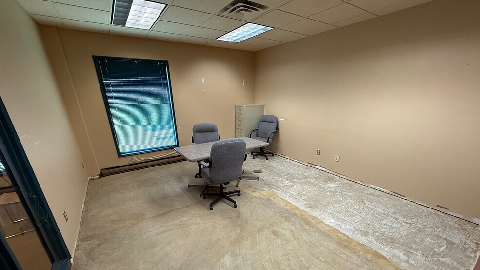 2245 Mcgillivray Blvd, Winnipeg, MB à louer - Photo du bâtiment - Image 2 de 8