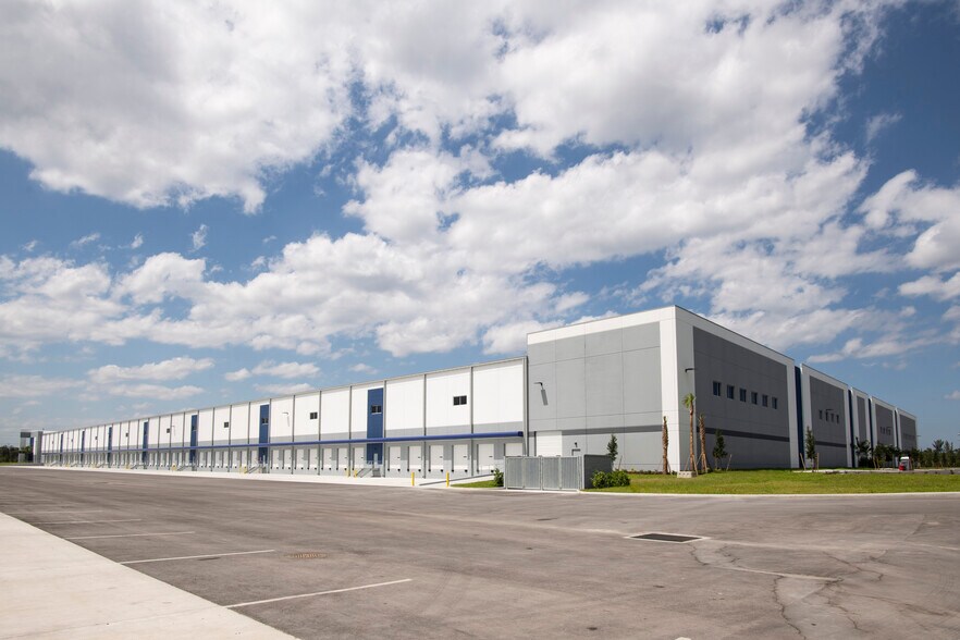 15500 Venture Way, Jupiter, FL à louer - Photo du bâtiment - Image 3 de 11