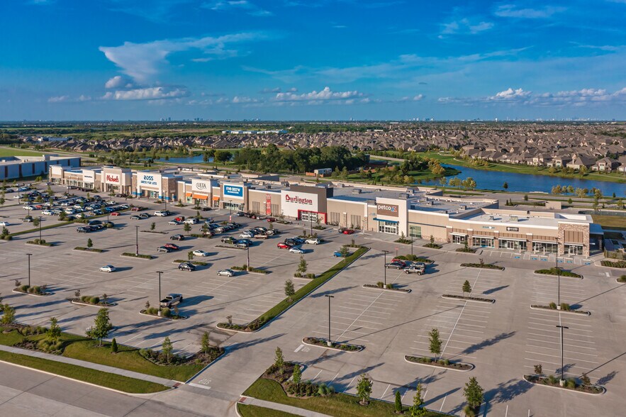 NEC W Grand Pky S & W Airport Blvd, Richmond, TX à louer - Photo du bâtiment - Image 3 de 10