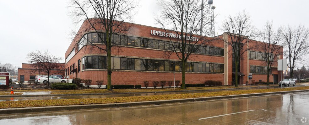 620 S 76th St, Milwaukee, WI à louer - Photo principale - Image 2 de 25