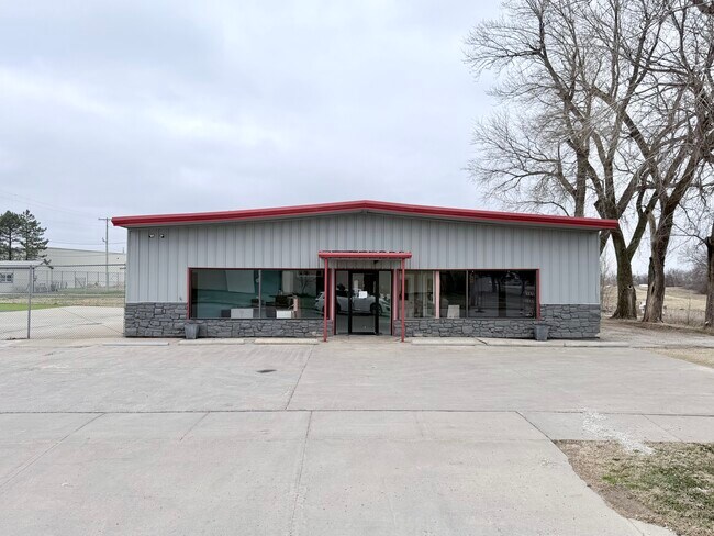Plus de détails pour 911 W 1st St, Mcpherson, KS - Industriel à vendre
