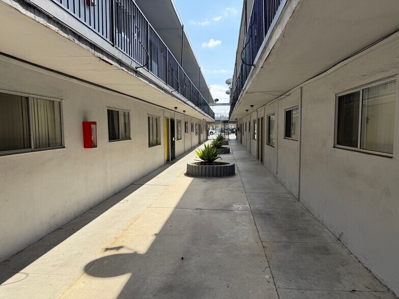 1075 W 39th St, Los Angeles, CA à vendre - Photo du bâtiment - Image 3 de 13