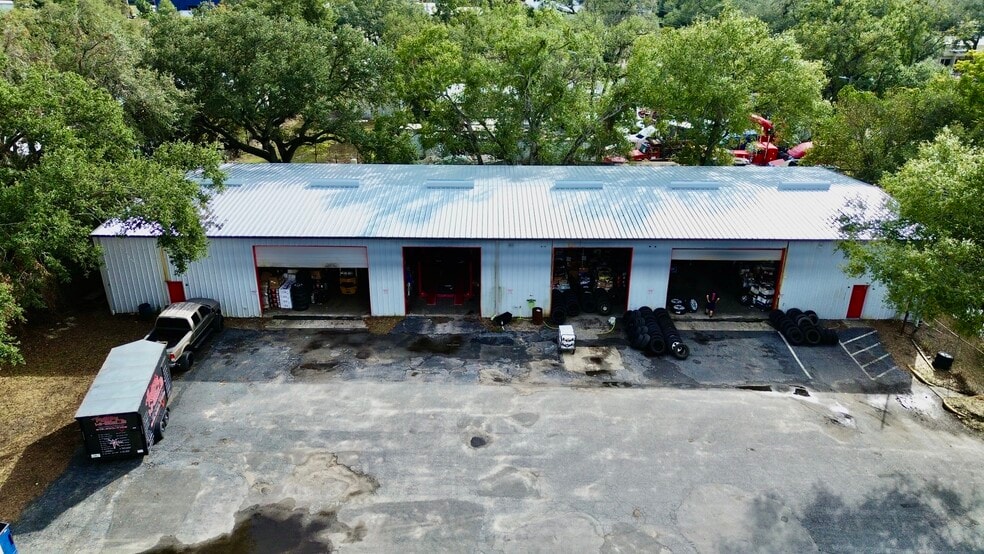 (BRAND NEW ROOF) Value-Add Industrial portfolio of 2 properties for sale on LoopNet.ca - Building Photo - Image 3 of 6