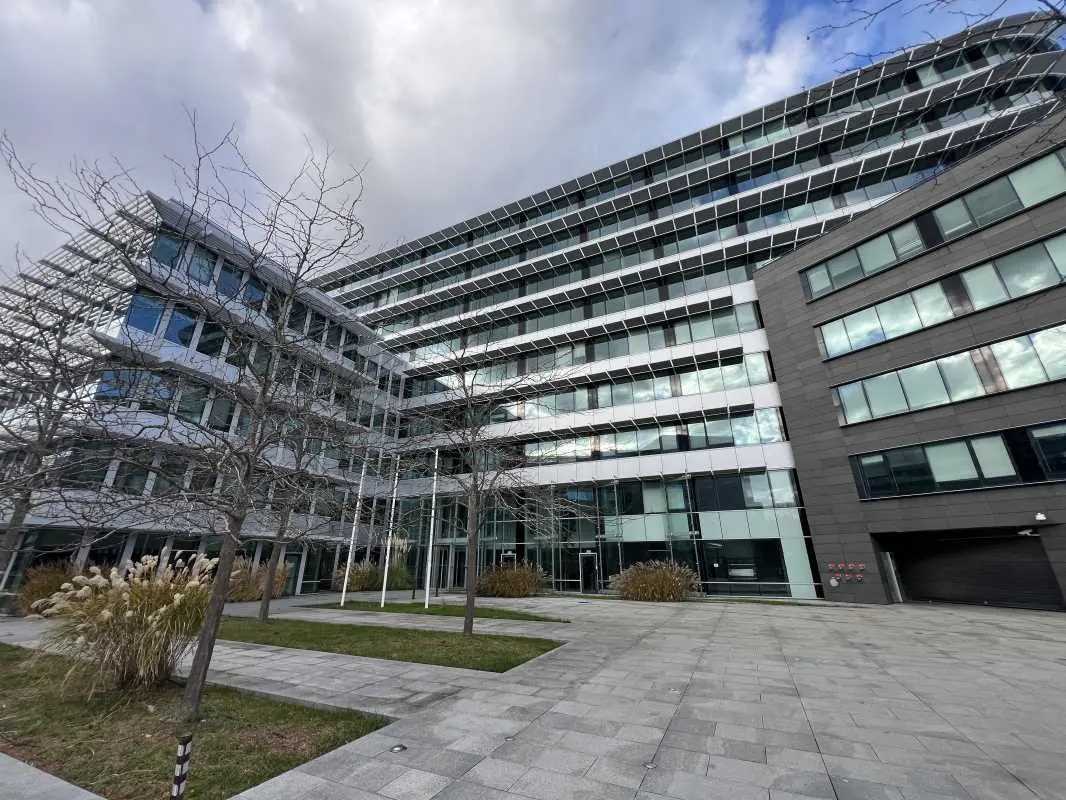 8 Avenue De Lunca, Montigny-le-Bretonneux à louer Photo du bâtiment- Image 1 de 3