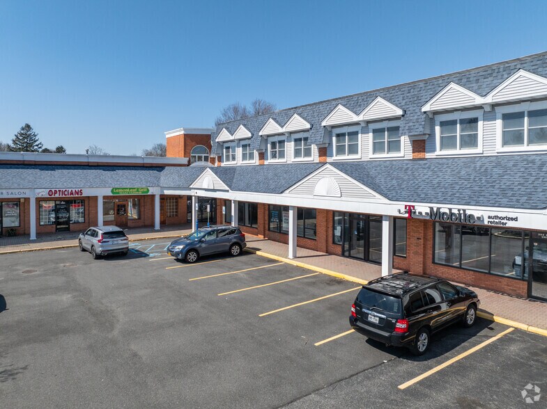 208 Route 112, Port Jefferson Station, NY à louer - Photo du bâtiment - Image 2 de 9