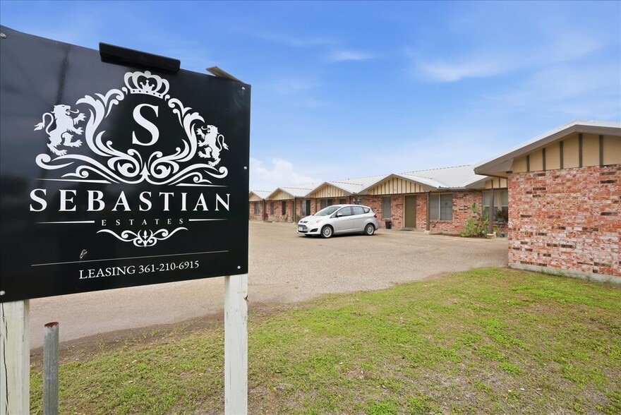 1400 N Saint Marys St, Beeville, TX à vendre - Photo du bâtiment - Image 2 de 36