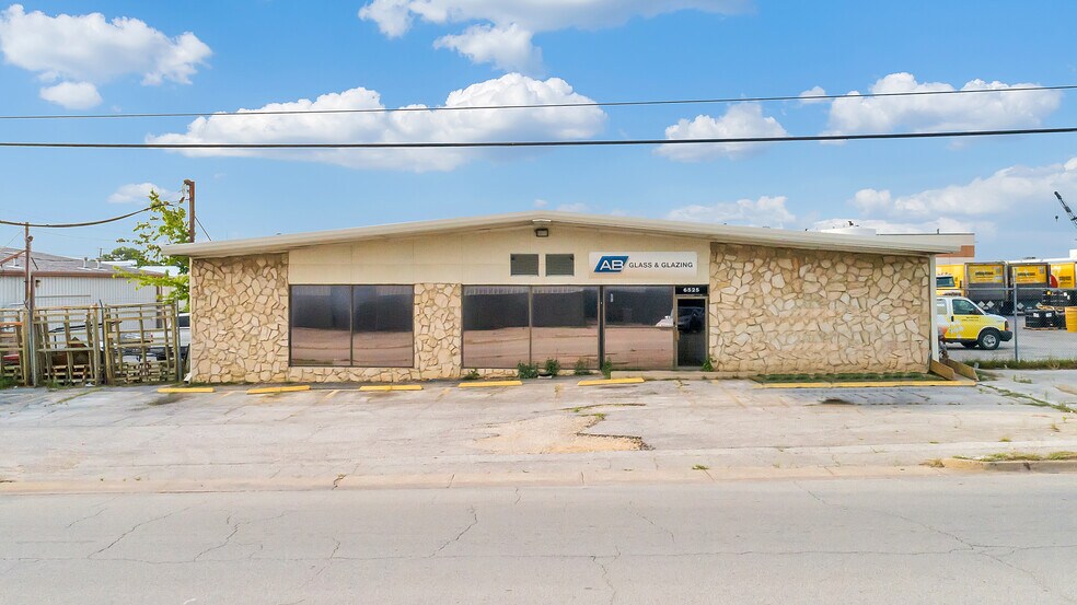 6525 Midway Rd, Haltom City, TX à louer - Photo du bâtiment - Image 1 de 10