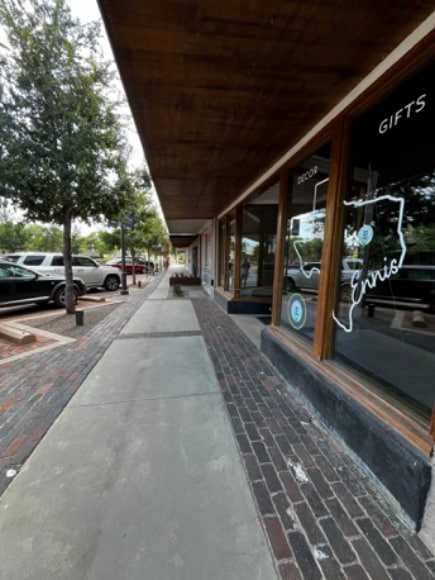 204 W Knox St, Ennis, TX for lease - Building Photo - Image 3 of 15