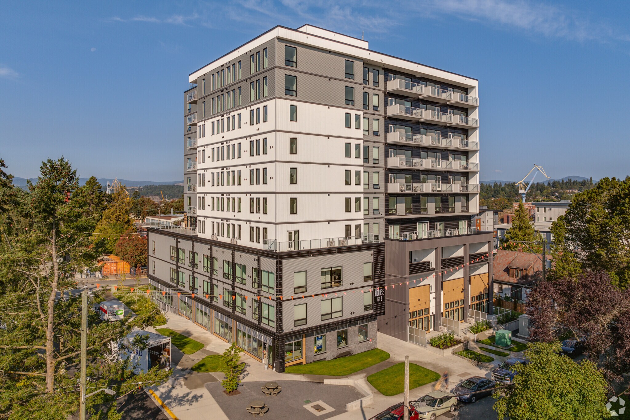 612 Constance Av, Esquimalt, BC à louer Photo principale- Image 1 de 35