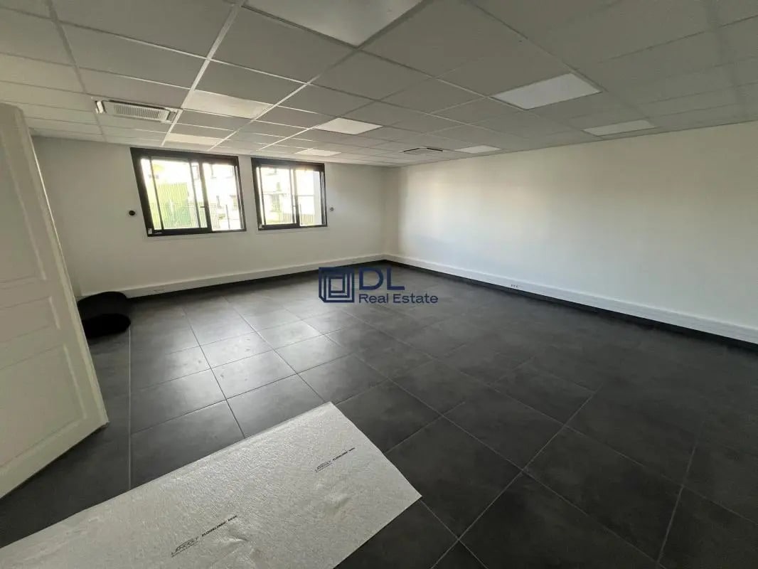 Industrial in Sainte-Geneviève-des-Bois for lease Interior Photo- Image 1 of 7