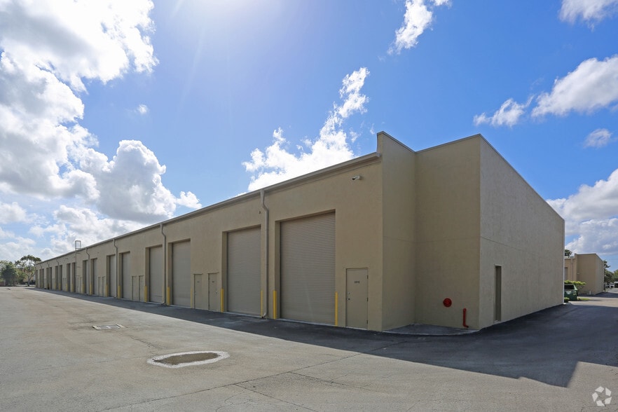 6650-6810 E Rogers Cir, Boca Raton, FL for lease - Building Photo - Image 3 of 5