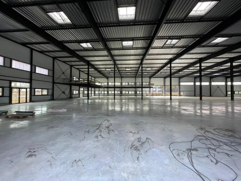 Flex in Cergy for lease - Building Photo - Image 3 of 4