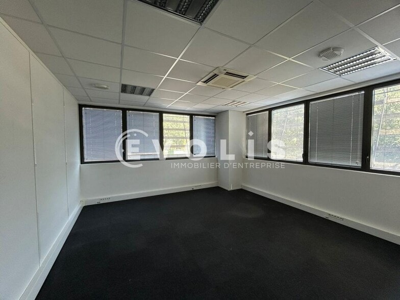 Allée Charles Darwin, Pessac for lease - Interior Photo - Image 3 of 4