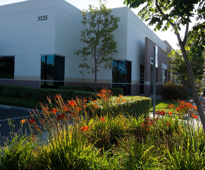 3125 Tiger Run Ct, Carlsbad, CA à louer - Photo du bâtiment - Image 2 de 5