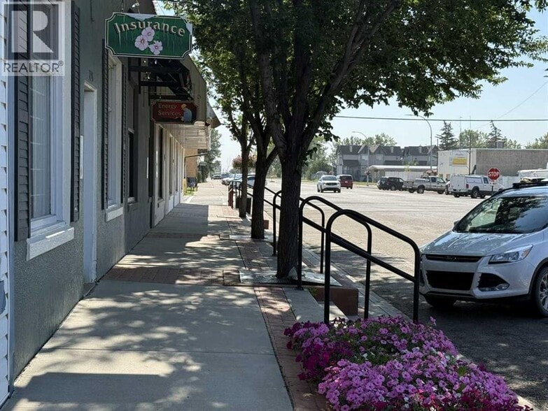 223 6th St, Rocky View No 44, AB for sale - Building Photo - Image 3 of 6
