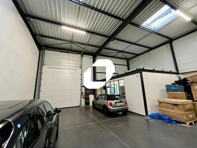 Office in Chassieu for lease - Interior Photo - Image 2 of 8