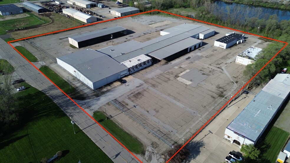 701 Collins Rd, Elkhart, IN à vendre - Photo du bâtiment - Image 2 de 14