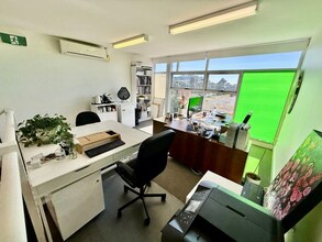 9 Melaleuca Dr, Cheltenham for lease Interior Photo- Image 2 of 3
