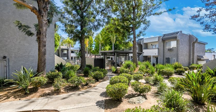 12425 Oak Knoll Rd, Poway, CA à vendre - Photo du bâtiment - Image 1 de 22