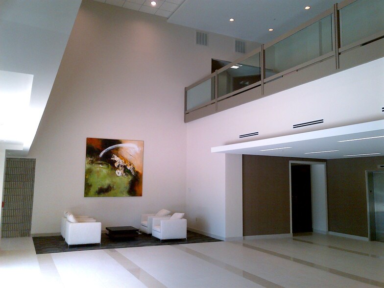 10101 Dr Martin Luther King Jr St, Saint Petersburg, FL à louer - Hall d’entrée - Image 2 de 11