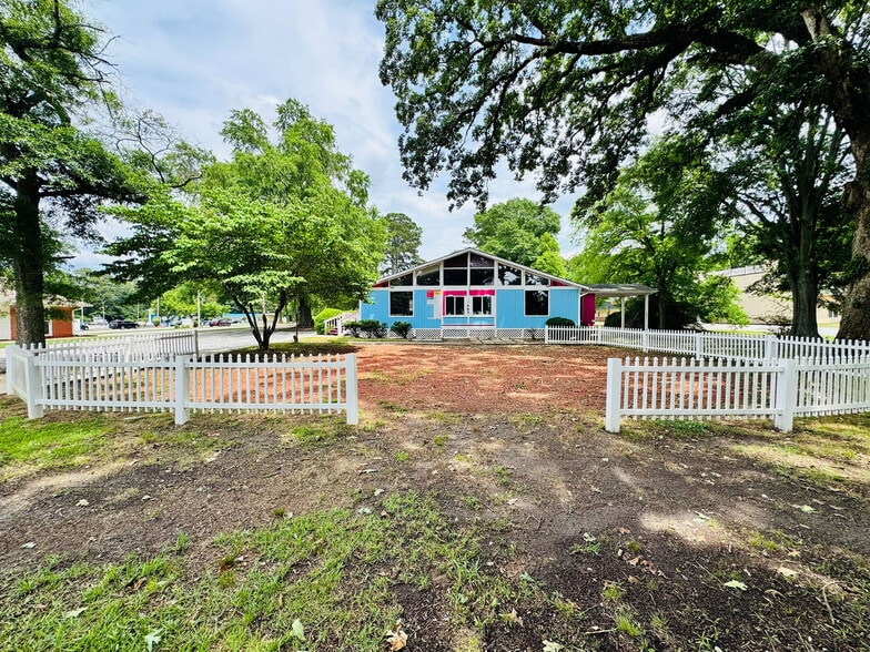 685 N Jeff Davis Dr, Fayetteville, GA à vendre - Photo du bâtiment - Image 2 de 28