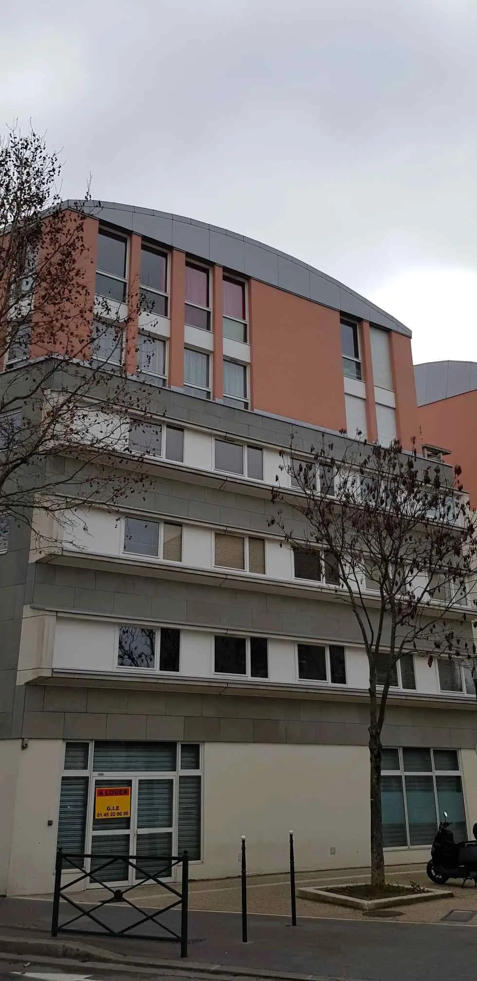 Retail in Asnières-sur-Seine for lease Building Photo- Image 1 of 3