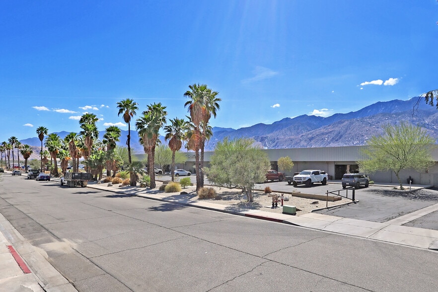 1251 Montalvo Way, Palm Springs, CA for lease - Primary Photo - Image 2 of 6